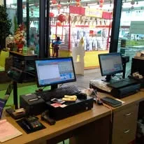 เคาน์เตอร์คิดเงินร้านค้าปลีกที่มีโปรแกรม Senfos เปิดอยู่บนหน้าจอ POS
